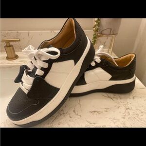 New size 8
Never worn 
Bought last summer